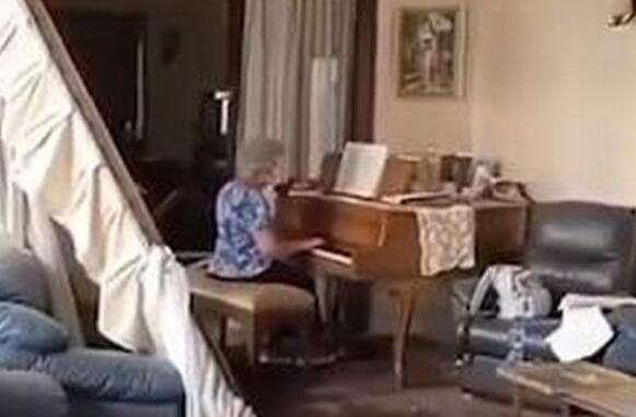 【感动你我】黎巴嫩奶奶在破损房间中弹钢琴是怎么回事？一切都会好起来的！