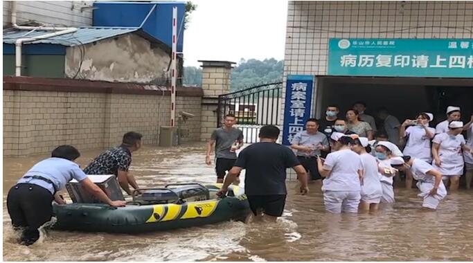 医护在洪水中转移200箱病历