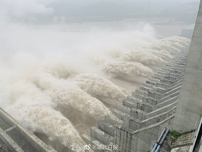 三峡大坝最大洪峰开11孔泄洪 下泄流量达492