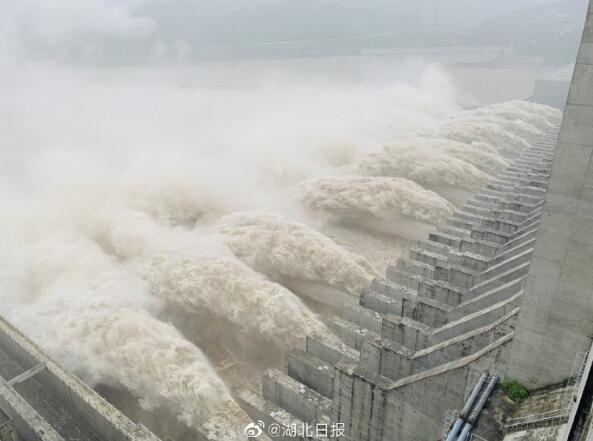 三峡大坝最大洪峰,开11孔泄洪