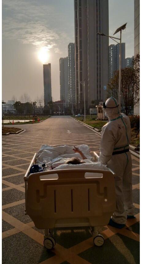【令人感动】武汉落日余晖照主角重逢 落日余晖照医患再度携手看夕阳