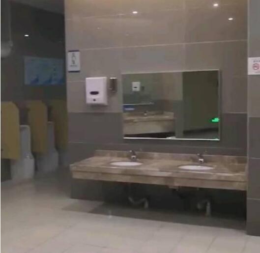 尴尬的不行！重庆医院现观赏式厕所 具体是什么结构?