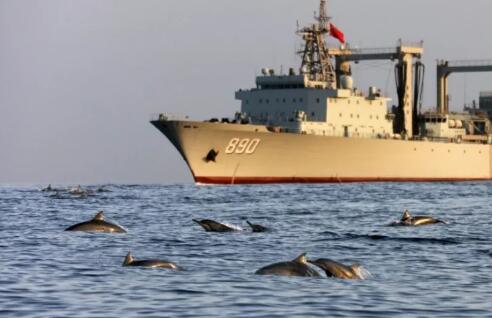 【罕见】海豚群伴航人民海军护航军舰 亚丁湾上的这一幕太美啦！