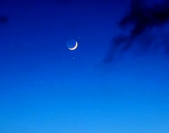 双星伴月连续两晚出现 快看夜空中最亮的星!