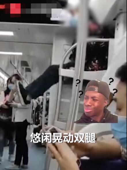 老太爬上地鐵車廂行李架上蹭坐 網友：動車上的行李架是隨便放的嗎？