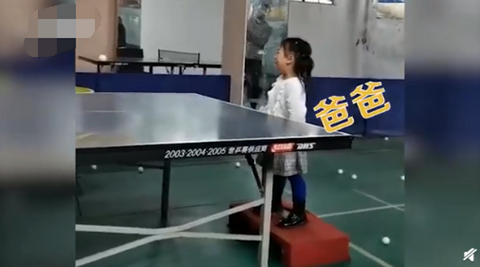 翻版福原爱!3岁女孩哭着打乒乓仍精准接到