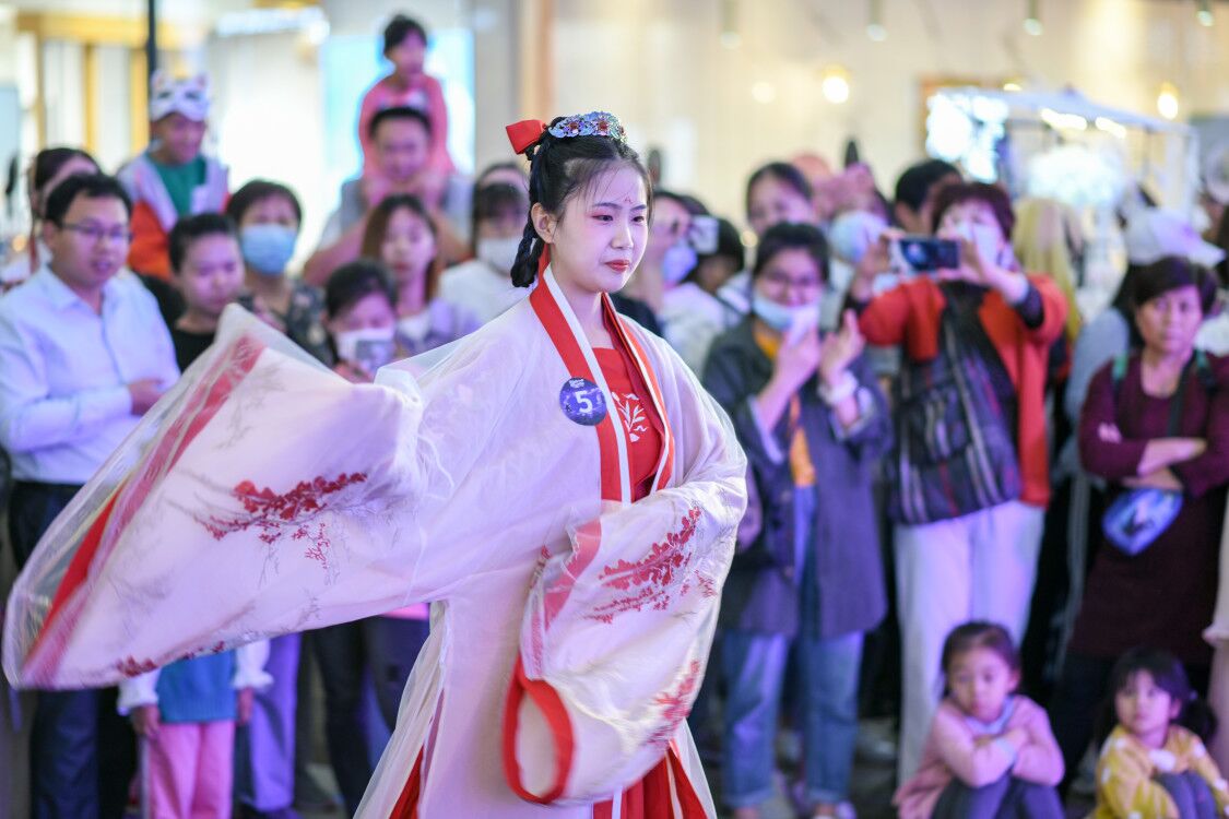 10月1日,中秋佳節是中國傳統節日,濟南市舉辦首個漢服大賽,眾多漢服