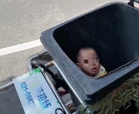 什么操作？亲妈将两岁儿子当街扔进垃圾桶上热搜