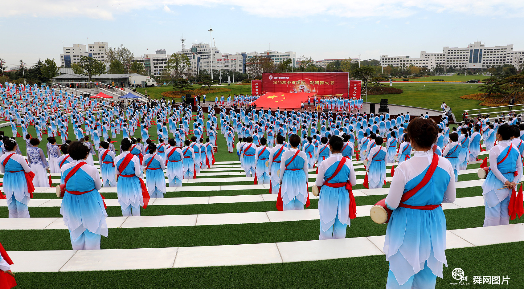 山东荣成千人齐舞迎小康