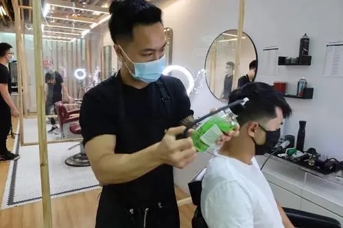 陈熠说,医生为保护病人隐私,开药时不会告知药房员工,患者是否为新冠