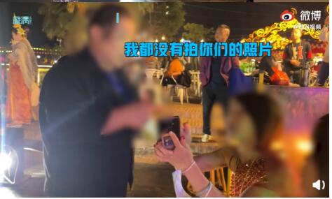 游客西双版纳夜市拍照遭收费驱赶 一女子手持二维码称不交钱就离开