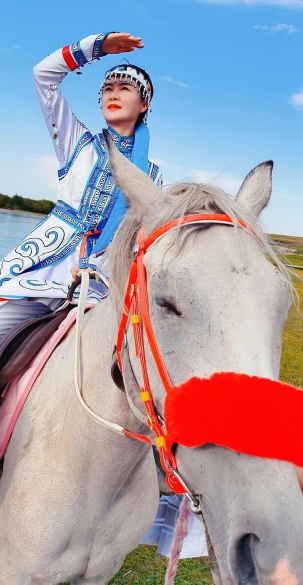 景美人飒！雪地策马女副县长:爆红后要更冷静