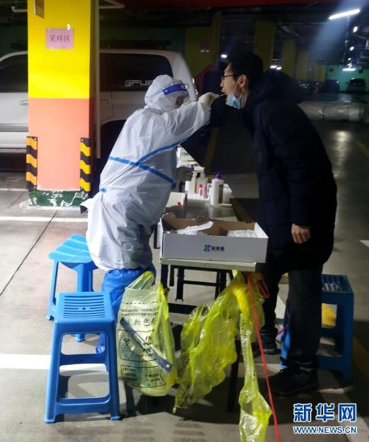 黑龙江省哈尔滨市：记者亲历核酸检测 紧张有序24小时不停