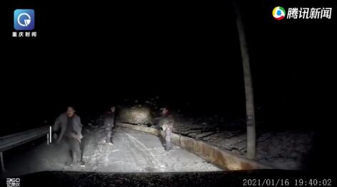 男子下车和朋友聊天车内女子突然大叫，记录仪拍下恐怖一幕