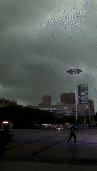 突然天黑！ 武汉暴雨楼梯变瀑布，白昼瞬间变成了傍晚