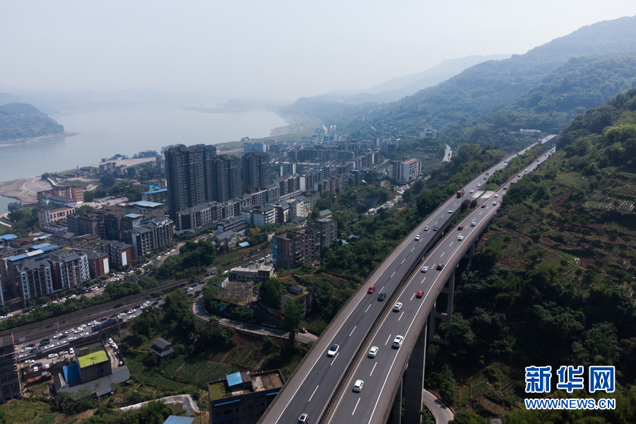 沿着高速看中国与长江伴行的高速公路