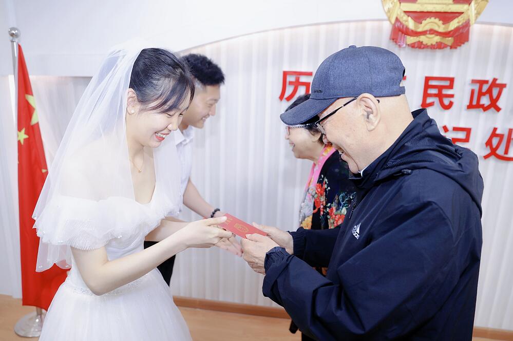 融媒见证全国第一张跨省通办结婚证在济南发出济漂情侣就地领证