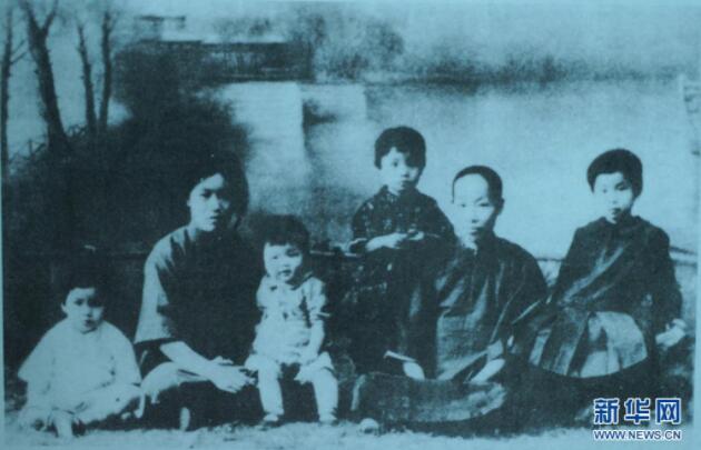 1932年夏,陈潭秋妻子徐全直(左二)与陈潭秋弟媳及子侄在上海(翻拍资料