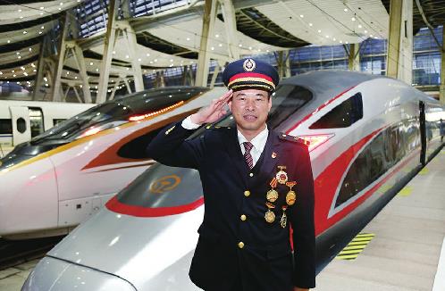 中国铁路济南局济南机务段动车组司机薛军：持有7本火车驾照驾驶过29种车型