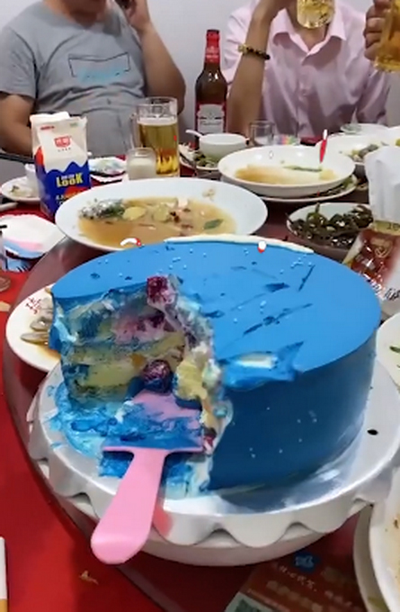 网红蛋糕吃完牙变蓝！当事人：用手摸了一下奶油，颜色就洗不掉了