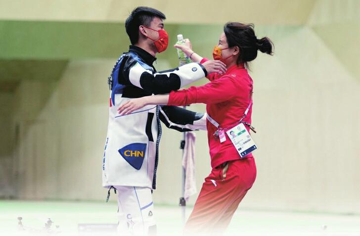 打破世界纪录夺冠后拥抱教练杜丽山东00后神枪手张常鸿说最想吃妈妈包