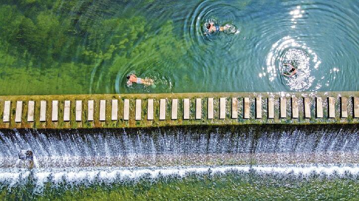 初秋亲水好纳凉