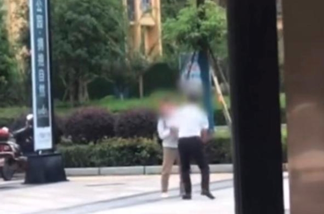 大妈保安互扇耳光后叫4人围殴保安，具体详情始末曝光！