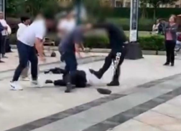 大妈保安互扇耳光后叫4人围殴保安，具体详情始末曝光！