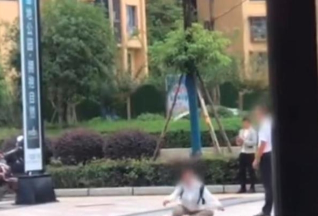 大妈保安互扇耳光后叫4人围殴保安，具体详情始末曝光！