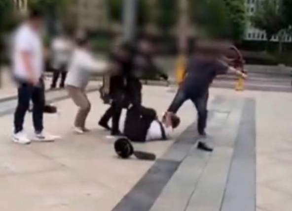 大妈保安互扇耳光后叫4人围殴保安，具体详情始末曝光！