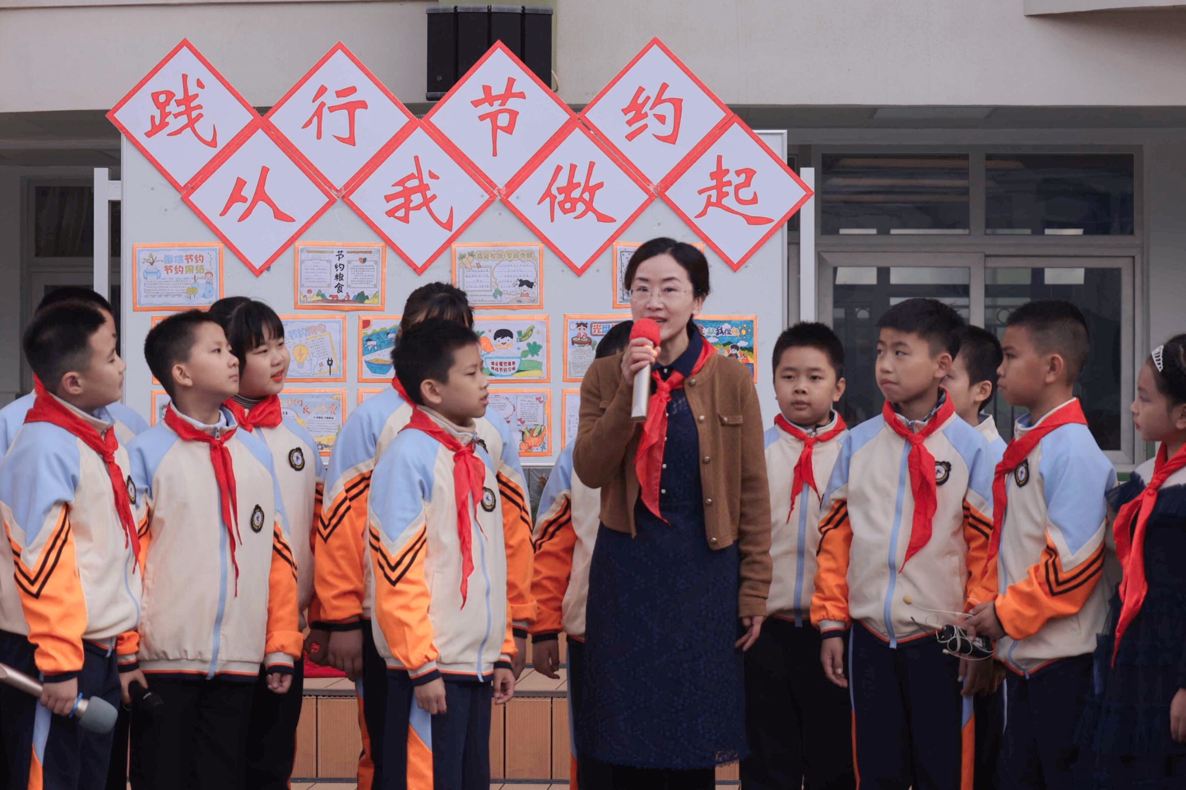 学生勤俭节约生活照图片