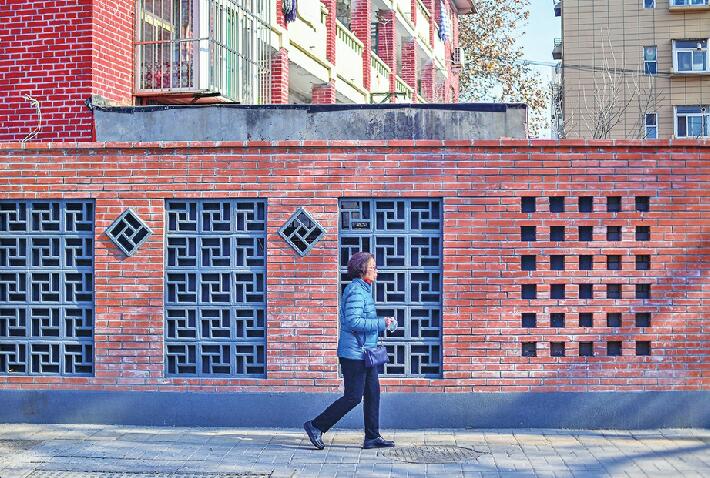 社区多个围墙都是用红砖垒砌而成,墙体上有多种造型的镂空,也有凹凸有