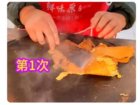 你不会是卧底吧？大妈摊3个煎饼才成功被怀疑身份 