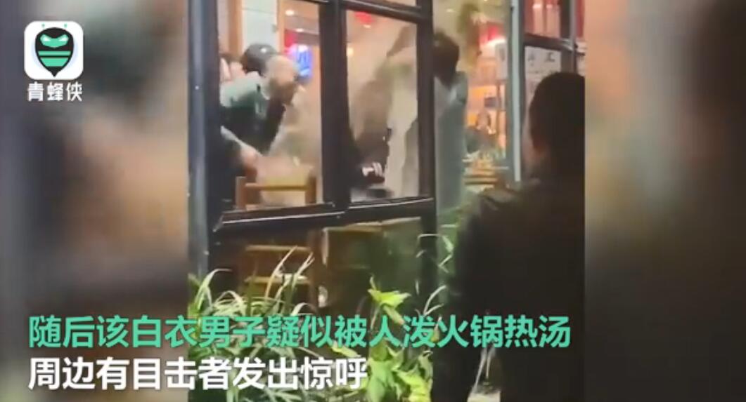 成都一男子遭多人围殴疑被泼热汤 打架原因让人意外