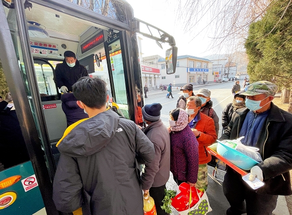 融媒见证冬日山间公交车送来游客串起村庄兴旺生活