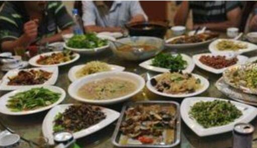 挥霍！女子相亲带5人狂点菜吓跑男方 使出尿遁之术