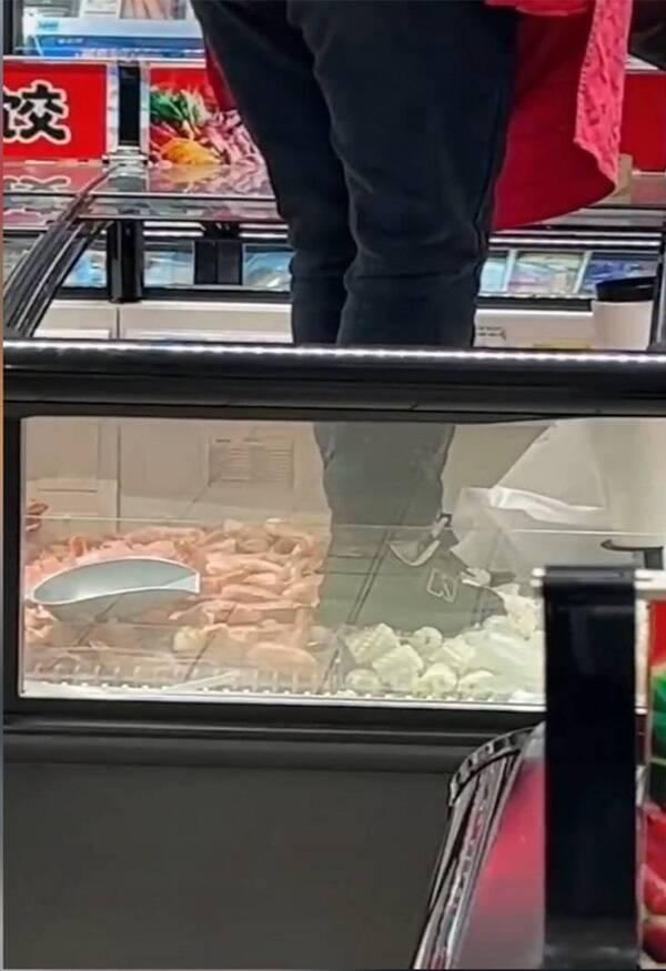 震惊！大润发员工脚踩海鲜整理冰柜，官方回应说了什么？