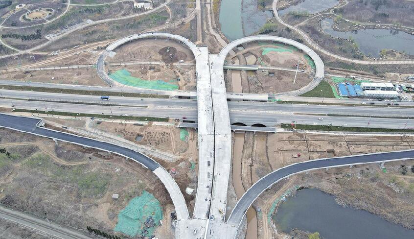 济南新旧动能转换起步区最大互通立交桥匝道开铺沥青