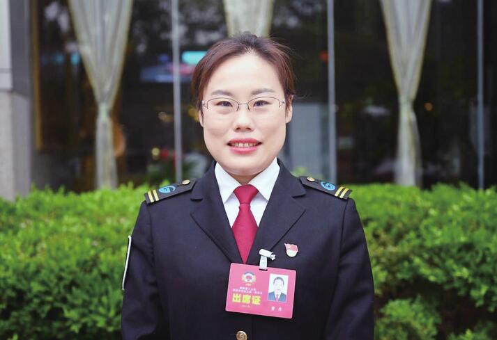 市政协委员董丹增加公交充电桩减免无轨电车用电费用