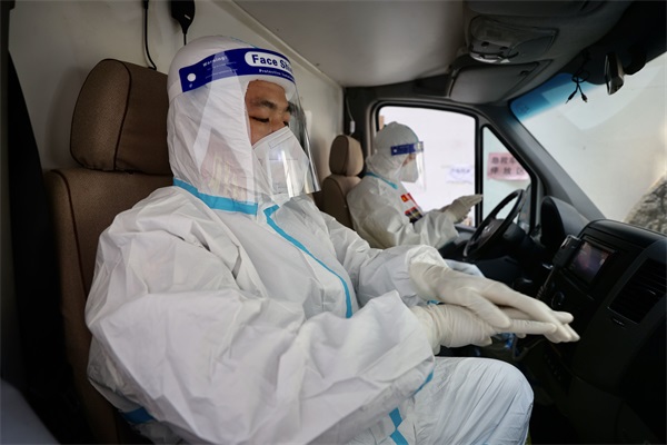 融媒先锋120救护车的自述驾驶室里来了火焰蓝