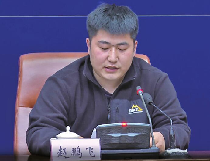 赵鹏飞被请到市疫情防控发布会现场视频截图作为社区肉菜店的"95后"