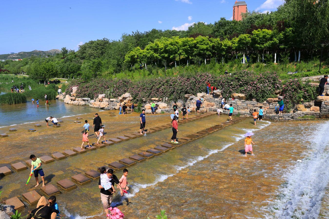 济南凤凰湖碧波荡漾湖光山色景如画
