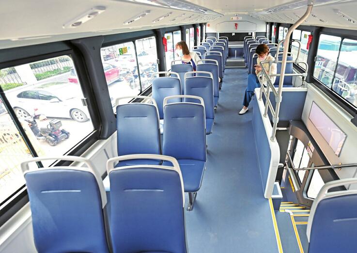 新款双层巴士车辆采用全景观光玻璃,尤其是上层车厢,整车玻璃面积大