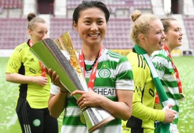 捧起留洋期间第二座冠军奖杯 沈梦雨：我的梦想是穿上中国红 