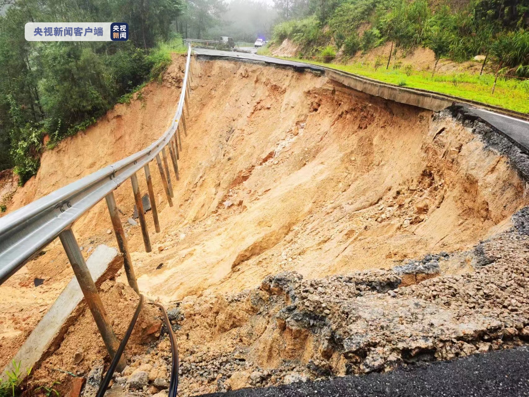 暴雨引发山体滑坡319国道福建长汀段交通中断