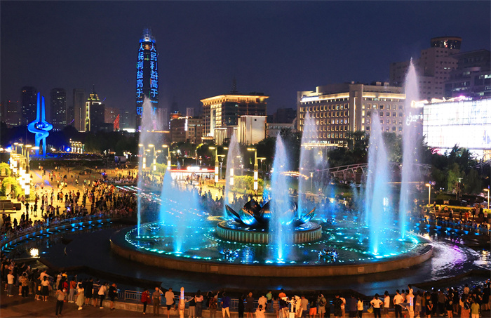 夏日时节,酷热难耐,夜晚时分,济南泉城广场大型喷泉随着音乐的旋律