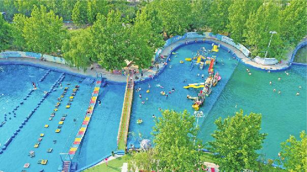 烈日炎炎,很多市民带着孩子来到"水上世界"戏水纳凉.