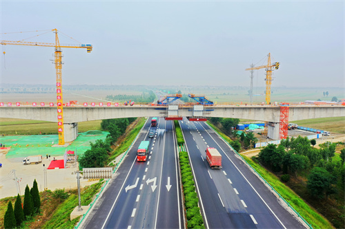高速100m连续梁成功合龙,为潍烟铁路下步架梁和无砟轨道施工创造了有