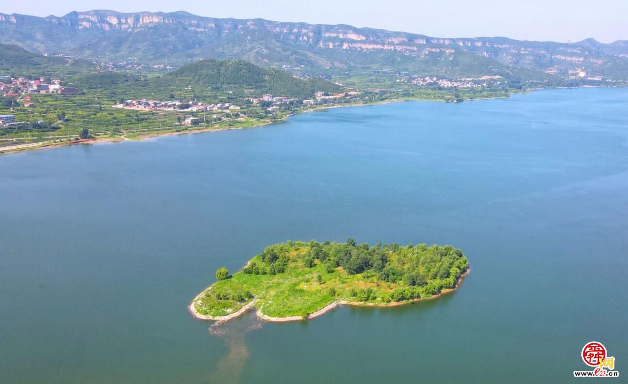 持续降雨补水源卧虎山水库水天一色生态美