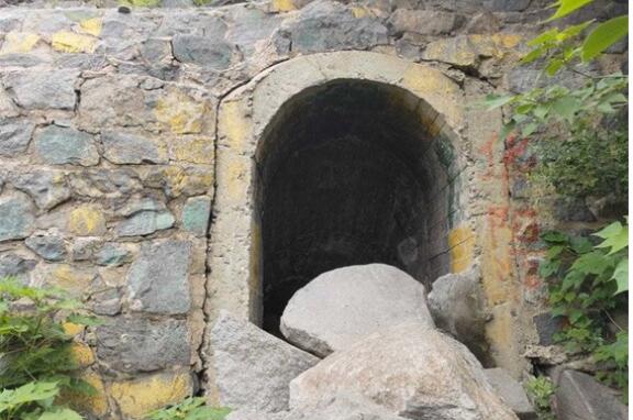 探秘济南华山上的华阳洞里面有泉有池有房间